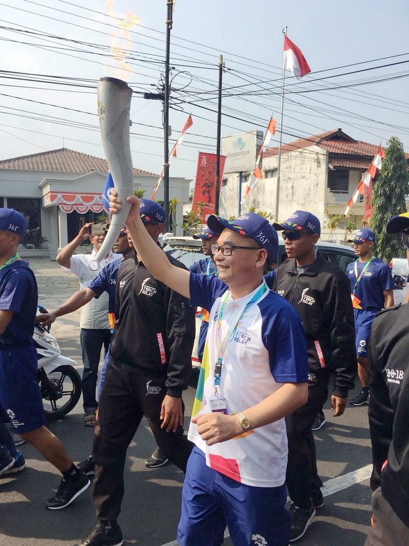 龙8国际官网正版陈逸先生亚运火炬传递